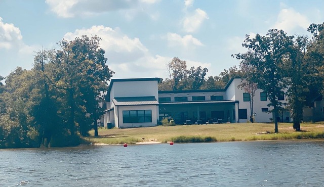 Modern Luxury on Cedar Creek Lake, Private Pool!