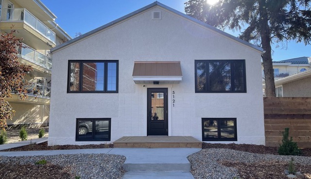 Modern Luxury Suite in Downtown Lloydminster. 2 min from Golf Course!