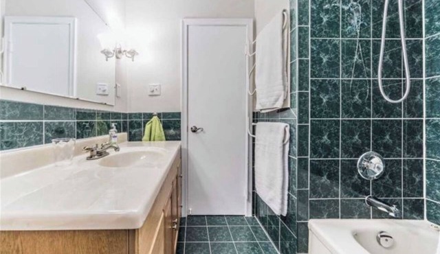 Modern Main-Floor Suite Free Parking Near Downtown