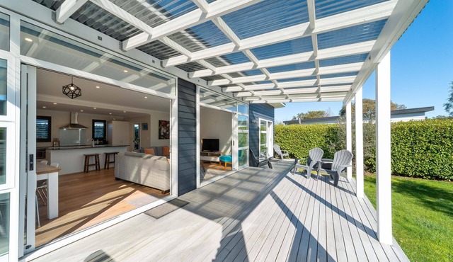 Modern Martinborough Escape | Pool & Tennis | Walk to Town