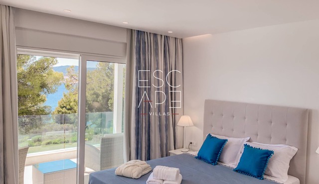Modern minimal villa , walking distance to the beach,amazing sea view