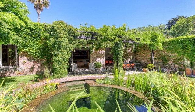 Modern Minimalism in a Lush Garden Setting