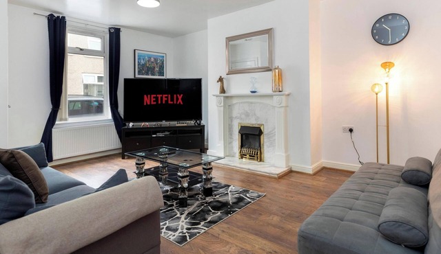 Modern Minimalist Spacious 3br Blyth Home
