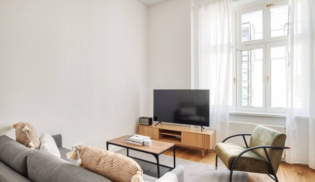 Modern Mitte 2BR next to Rosenthaler Platz, by Blueground