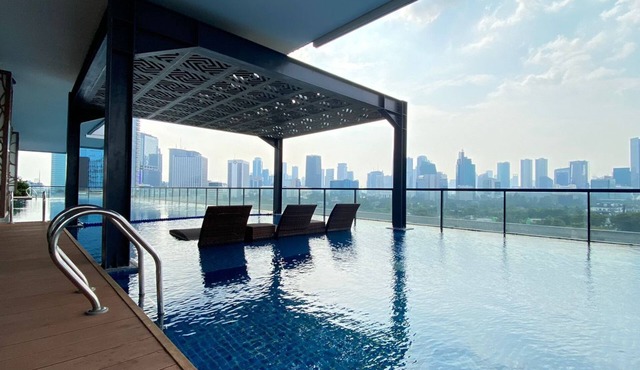 Modern Monochromatic 2Br Near Lrt Station At Apartment Samara Suites