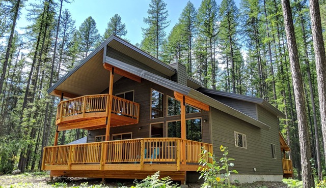 Modern Mountain Cabin across Glacier NP & Izaak Walton Inn. Incl Wifi & Laundry