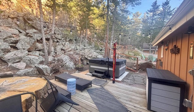 Modern Mountain Cabin with Treehouse & New Hot Tub Under the Stars near RMNP