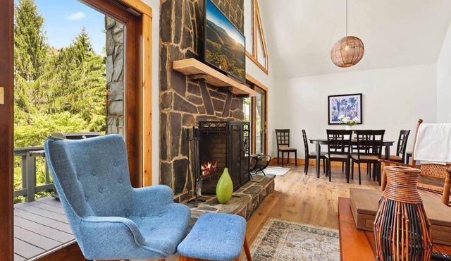 Modern Mountain Escape in the Heart of Ashe County. 10 minutes to West Jefferson