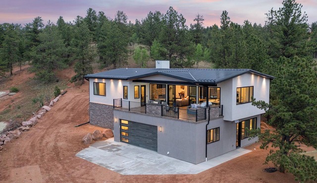 Modern Mountain Retreat with Sauna and Spectacular views.