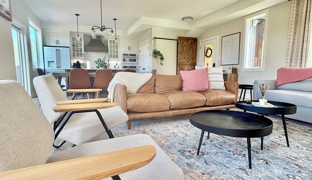 Modern Mountain Retreat | Scenic Views & Comfort