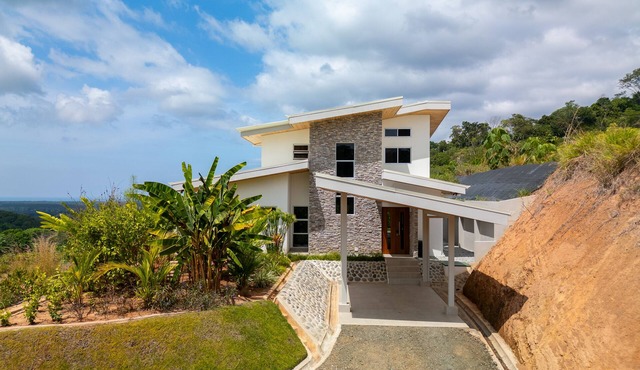 Modern mountain side villa with stunning ocean view. 20 minutes to the beach!