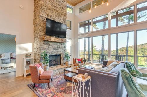 Modern Mtn Cabin w/Deck & Views in Blue Ridge!