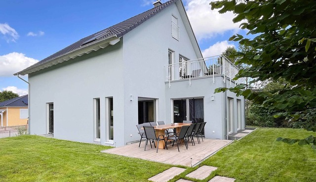 Modern natural idyll: Spacious vacation home near the Karnin lift bridge for 10 guests.