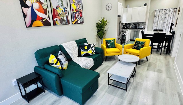 Modern new 3BR, 3Bath, 5beds, central to major Houston attractions.
