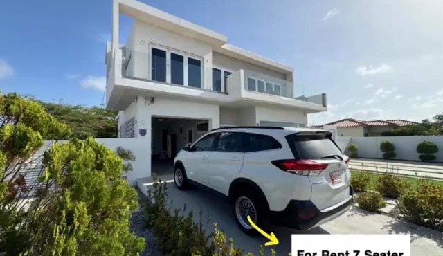 Modern New 3BR house with a splash of glam+Pool.5 Min from Palm and Eagle Beach.