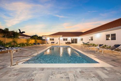 Modern NEW Apartment 3min from Ritz Pool & BBQ