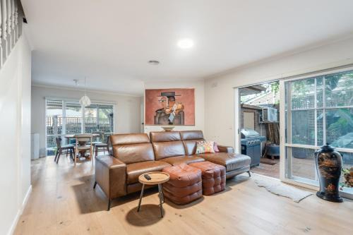 Modern Nomads Charming Glen Iris 2BR Townhouse with Free Parking
