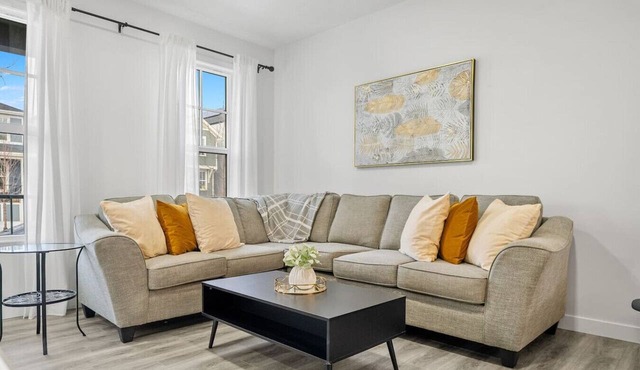 Modern Oasis | Dogs Ok | Spacious | Close to Seton
