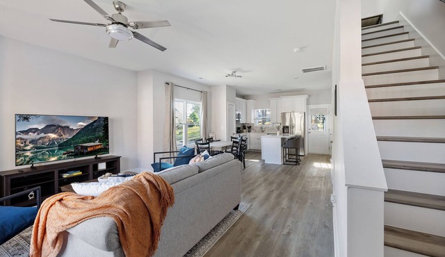 Modern Oasis Full Duplex 6 Bed 4.2 Bath, Walk to DT
