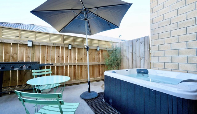 Modern Oasis with Spa, close to chopping centre!