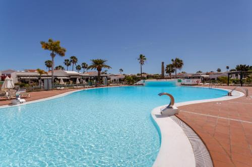 Modern Oasis with Sun & Style 3 Pools AC WiFi
