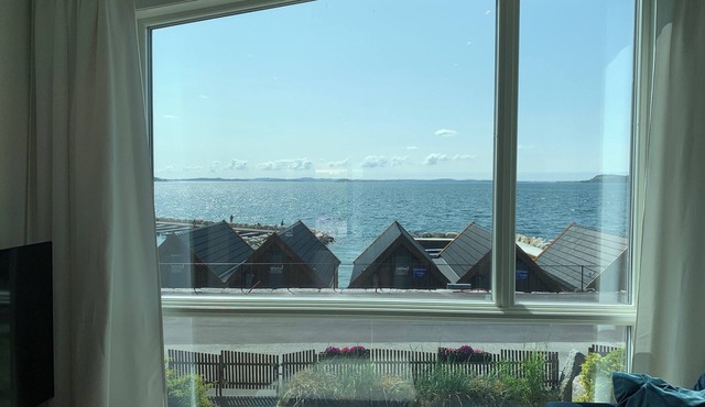 Modern oceanfront 3-bedroom house - 25 Min to Stavanger & Near Preikestolen