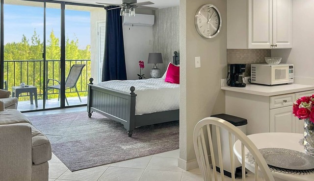 Modern Oceanview Retreat- Pool, Bar, Restaurant, Salon/Spa!