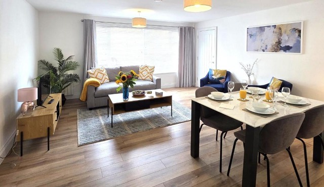 Modern One Bed Flat at Dawe Luxury Suites - An Entire Apartment near Ely Cathedral & Train Station - The Perfect Gateway to Explore Ely, Cambridge, Norfolk & London - Sleeps up to 4