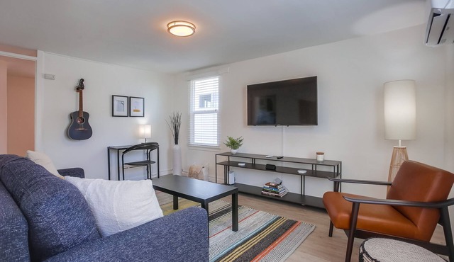 Modern One Bedroom - two blocks to the beach & Downtown Encinitas!