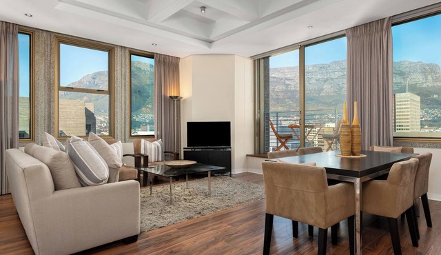 Modern & Open 2BR with Table Mountain & Lions Head Views