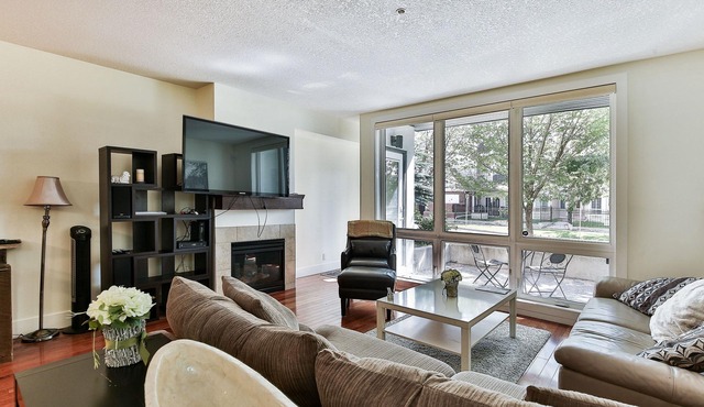 Modern open concept, close to DT and Free UG Parking. Discounted Monthly Rate.