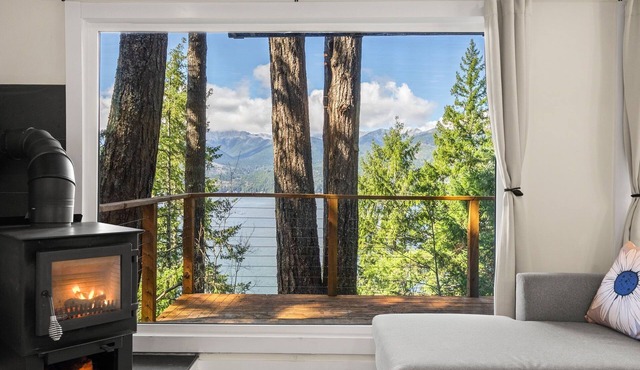 Modern Panoramic Hood Canal 2-bedroom cabin in charming Seabeck