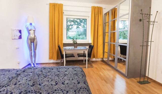 Modern parkside room with garden, chickens & ducks