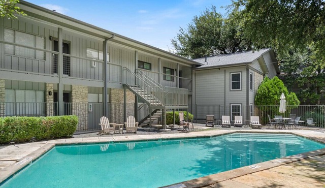 Modern Pet Friendly Condo w/Pool, Gym, Walk to SoCo, Lake & Downtown Austin