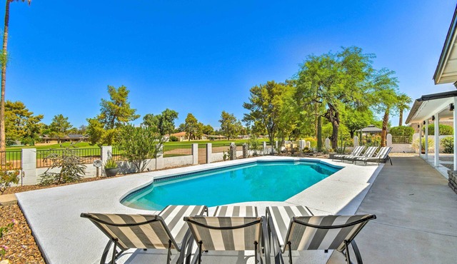 Modern Phoenix Home: Poolside Family Retreat!