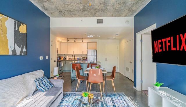 Modern PHX Downtown Apt w/Balcony, Pool, Gym, PKG
