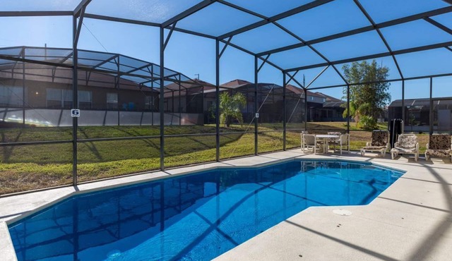 Modern pool home with Game Room, 2 en suites and just 15 minutes to Theme Parks!
