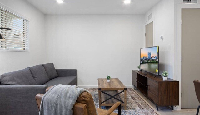 Modern Pristine Apartment 5 Minutes to Downtown ATX