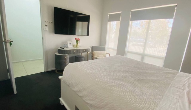 Modern private room with ensuite bedroom
