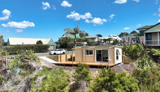 Modern private cabin, breathtaking ocean & bush views, natural light & quiet