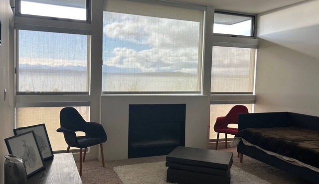 Modern private ocean-view 2-bedroom mother-in-law with hot tub, walk to beaches.