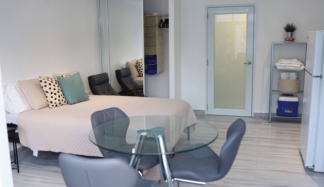 Modern private studio in prime location, minutes from beach & airport