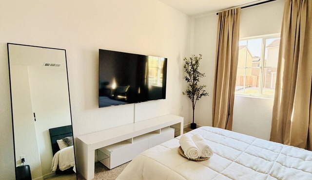 Modern Private Suite, Separate Entrance, Full Bath & Coffee Bar