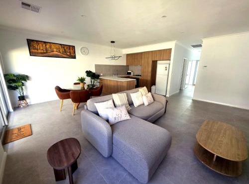 Modern Private Townhouse Close to City & Transport
