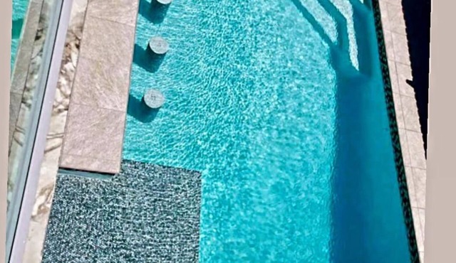 Modern property with private pool. Propiedad modernacon piscina privada.