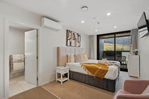 Modern Queenstown Studio Near Airport & Shops