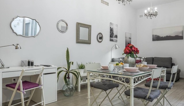 Modern & quiet apartment in typical Sevilla house
