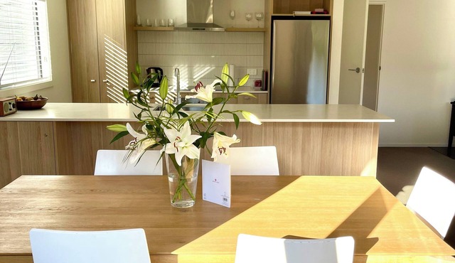 Modern quiet cottage close to lake - Situated in quaint old Wanaka