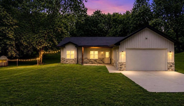 Modern Ranch | 3 King Beds | Fire Pit | FIFA Ready
