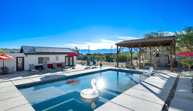 Modern Ranch House~Great for Big Groups! Salt Water Pool + Spa
